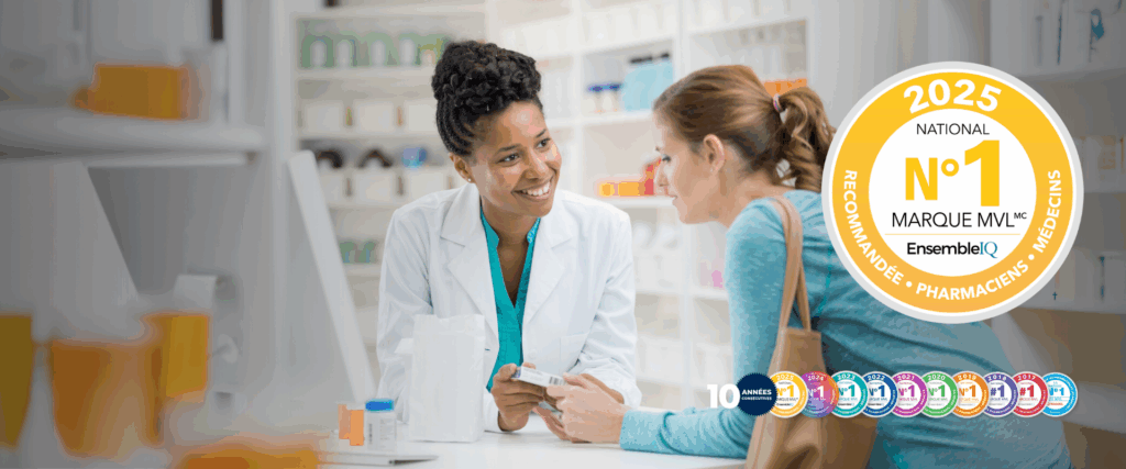 Pharmacien aide un patient avec un supplément en vente libre. Badge n°1 des produits OTC.